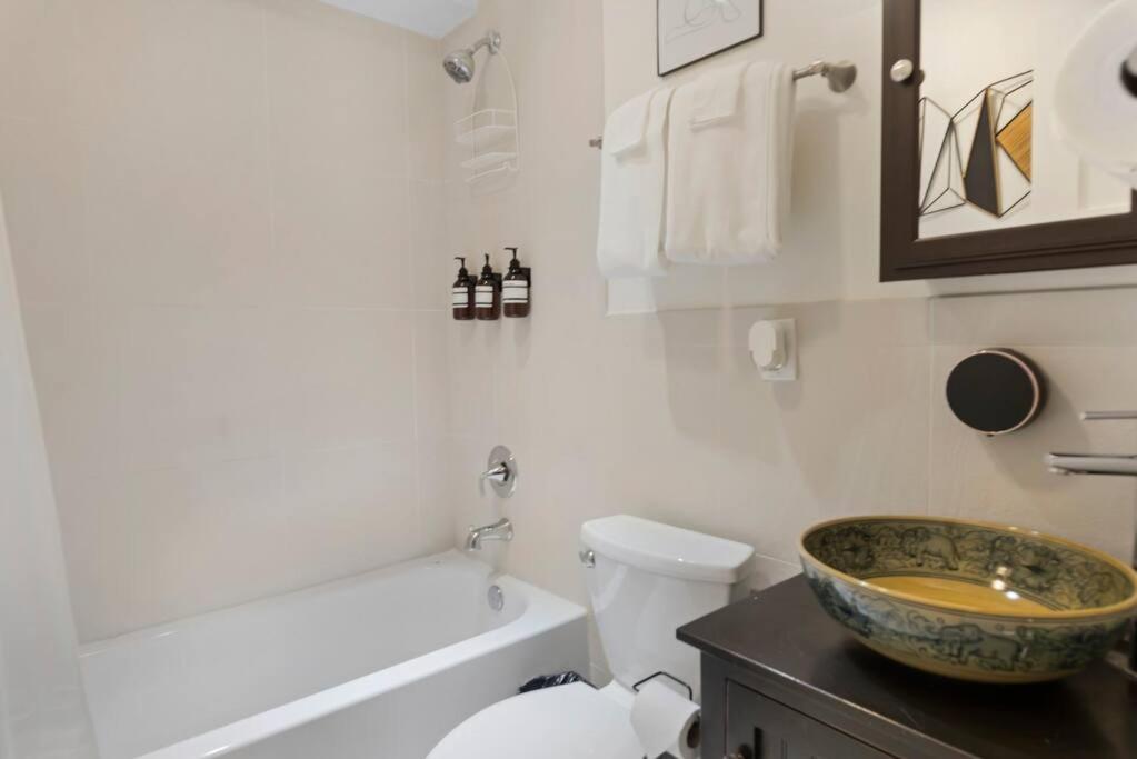 Upscale 2Br Apartment With Patio Washington Buitenkant foto